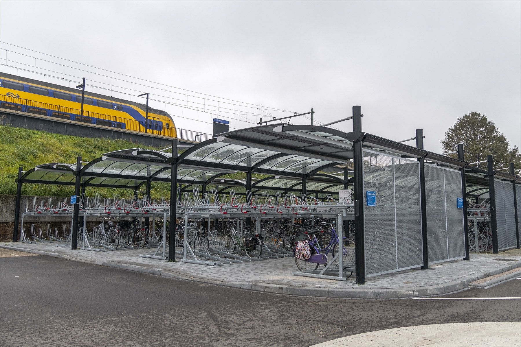De fietsenstalling op het station van Zaltbommel